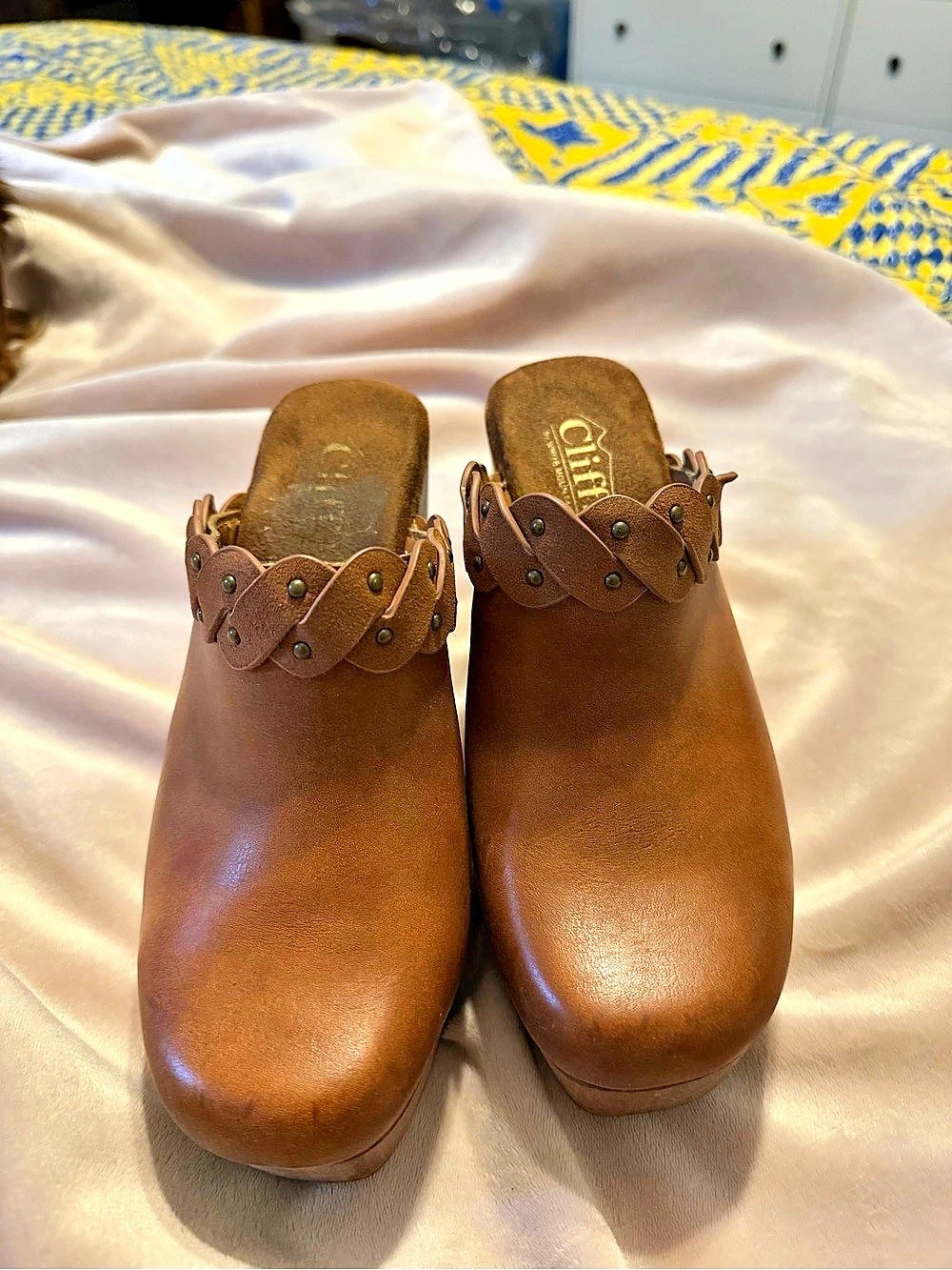 Cliffs Studded Leather-Look Clogs in Brown US 5.5
